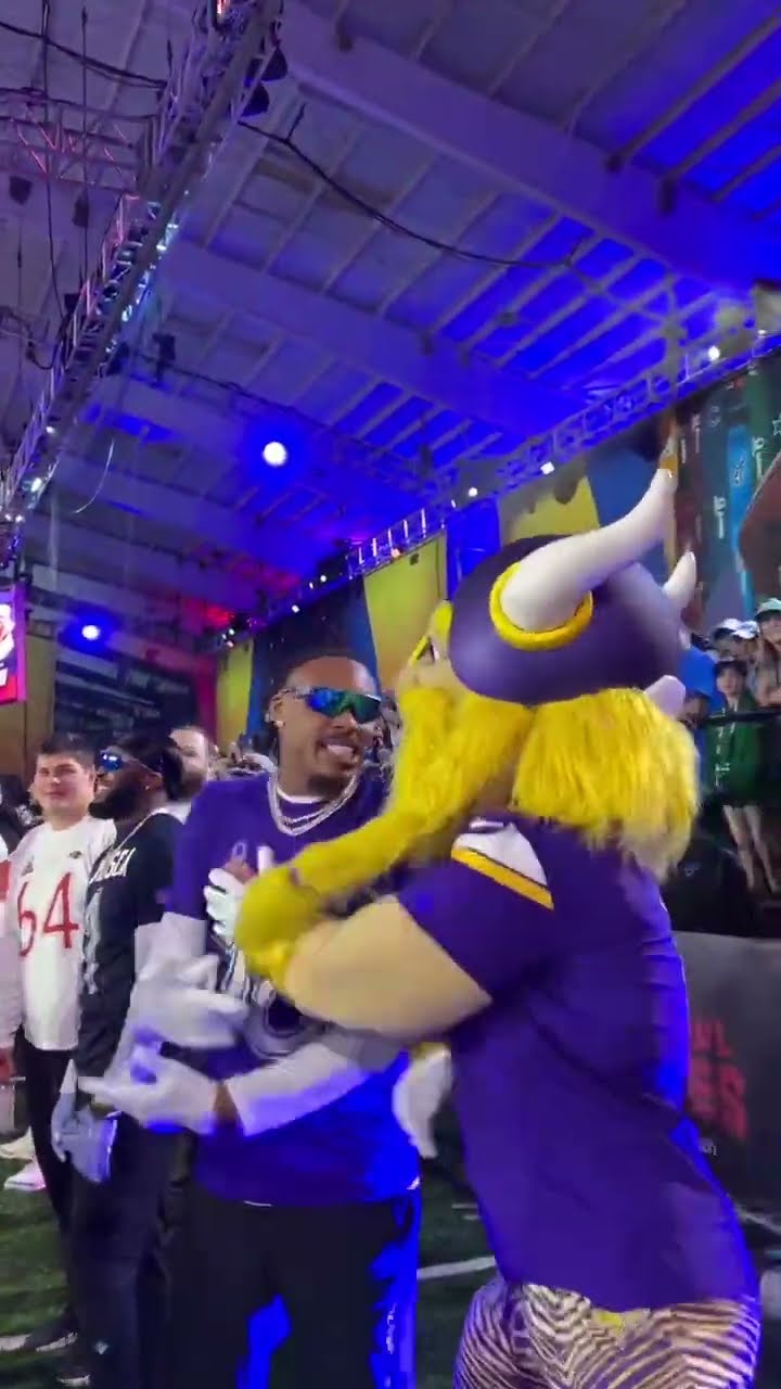 Justin Jefferson \u0026 Viktor the Viking at the Pro Bowl ?